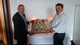 Roman und Eberhard mit IG Metall-Gebäck